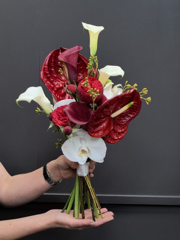 Свадебный букет с красными антуриумами # 24