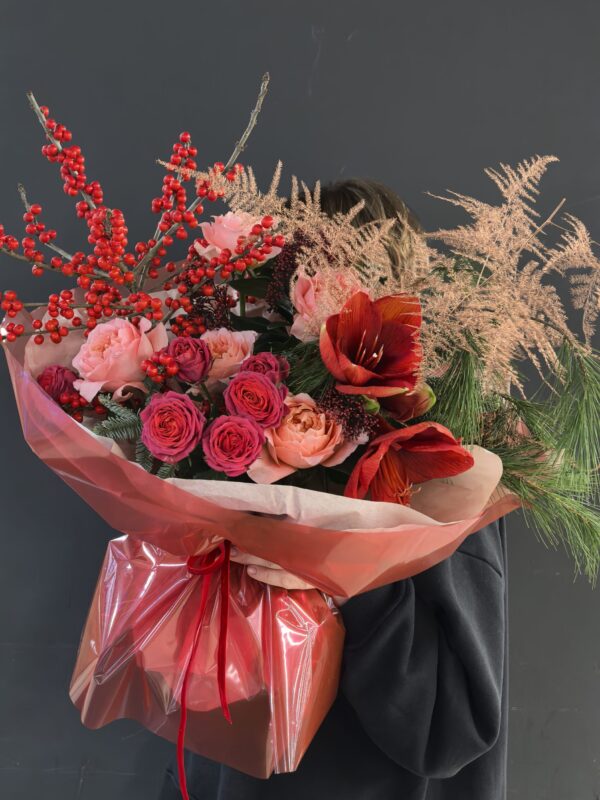 Зимний букет #8 Розы кустовые, розы пионовидные, амариллис, иллекс, пихта, аспарагус