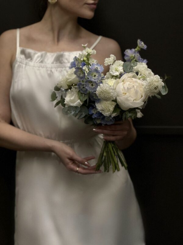 Свадебный букет с голубым дельфиниумом # 14