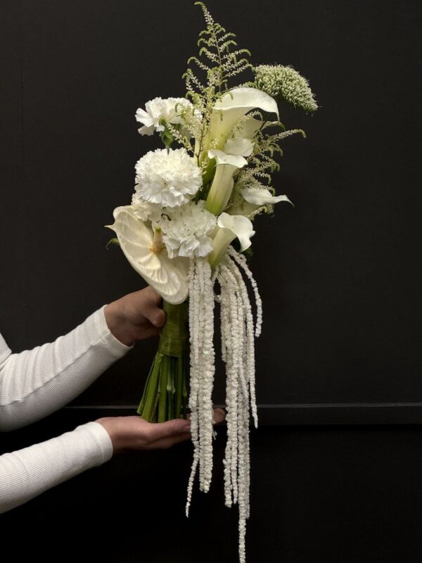 Свадебный букет белоснежный с амарантом # 9