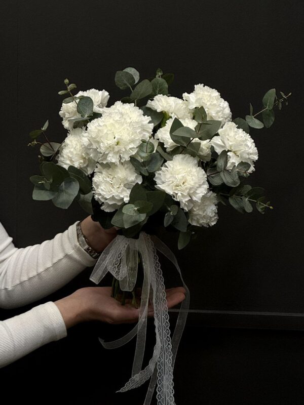 Свадебный букет с белыми диантусами и эвкалиптом # 8